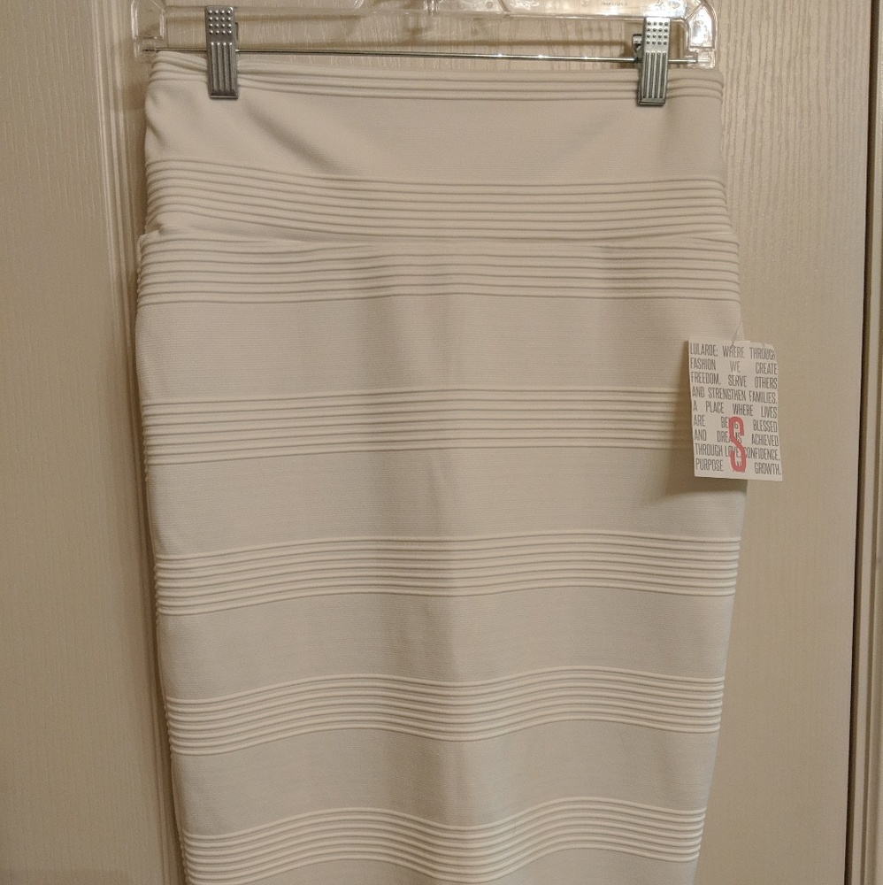 NWT Small LulaRoe Cassie skirt